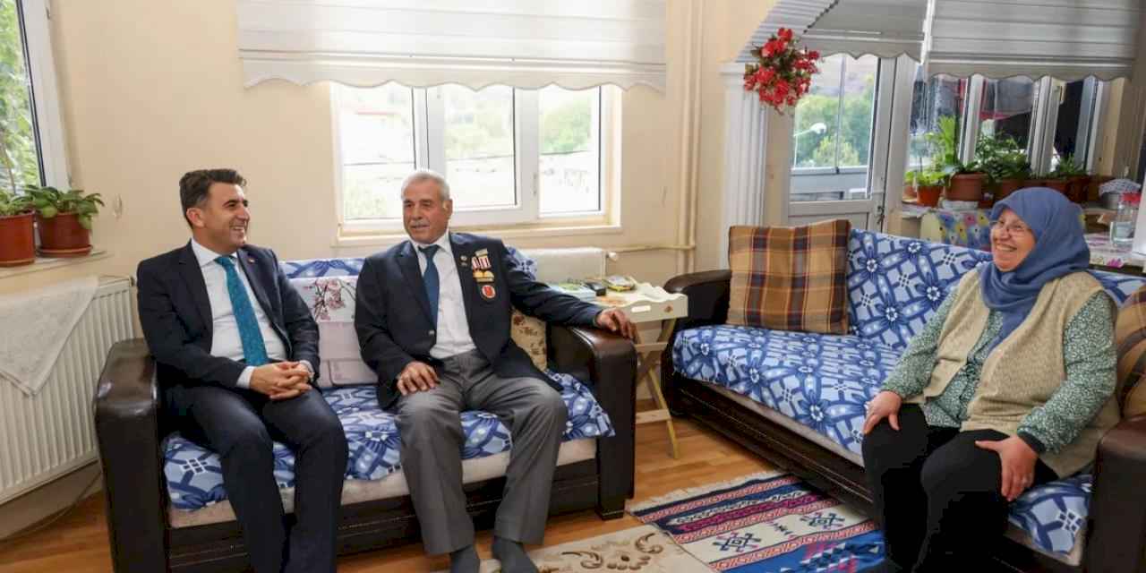 Vali Aygöl, ‘Gazi’ Demirbaş’ı evinde ziyaret etti