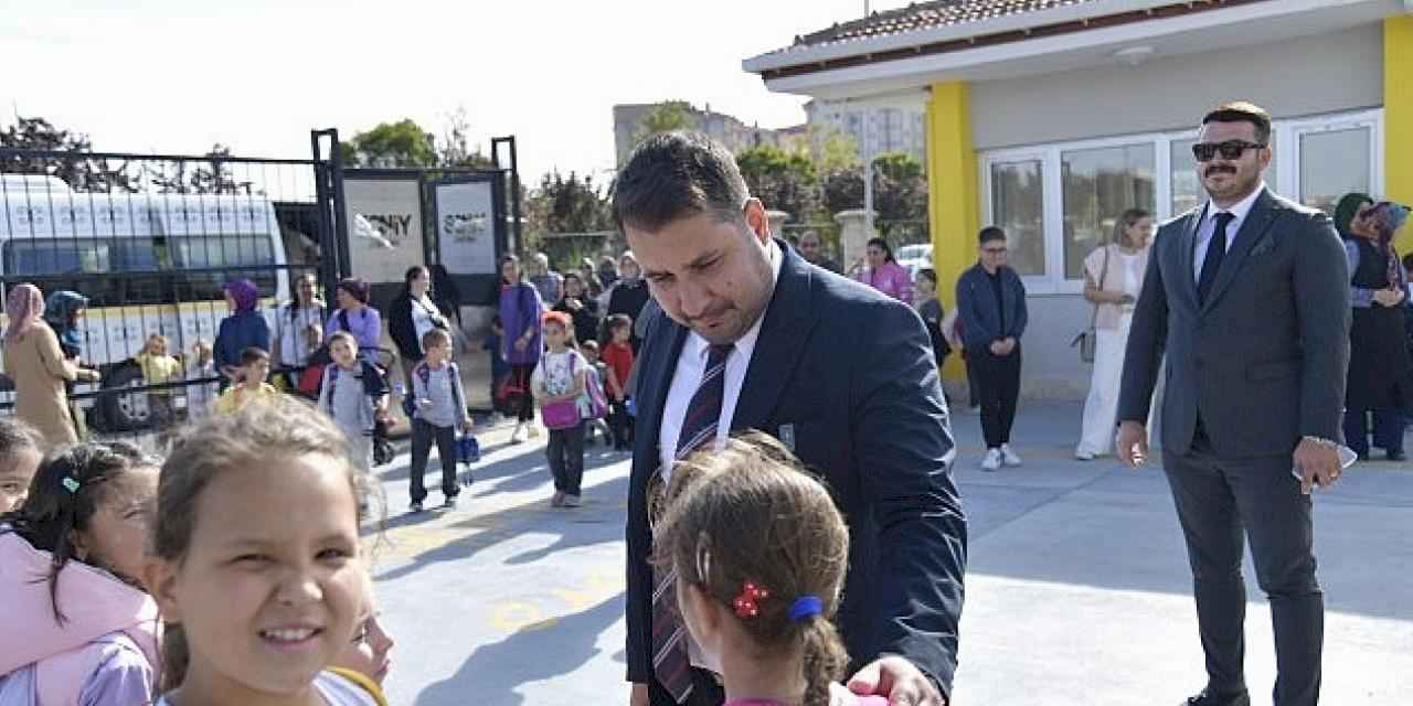 Kahramankazan Belediye Başkanı Selim Çırpanoğlu, 100. Yıl İstiklal İlkokulu'nu ziyaret ederek öğrenci ve öğretmenlerle bir araya geldi.