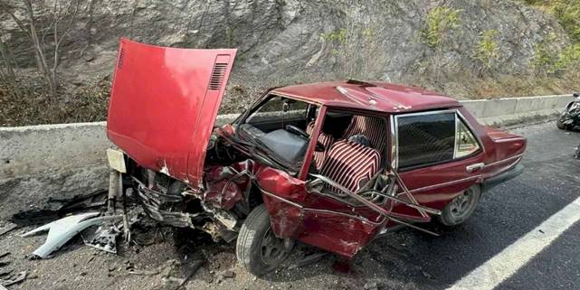 Bilecik’te 2 otomobil kafa kafaya çarpıştı