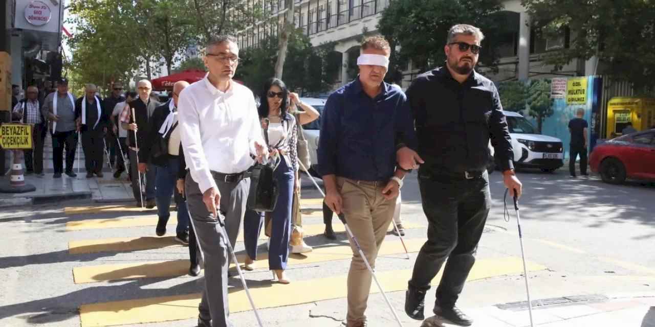 Manisa’da 'beyaz baston'la farkındalık yürüyüşü