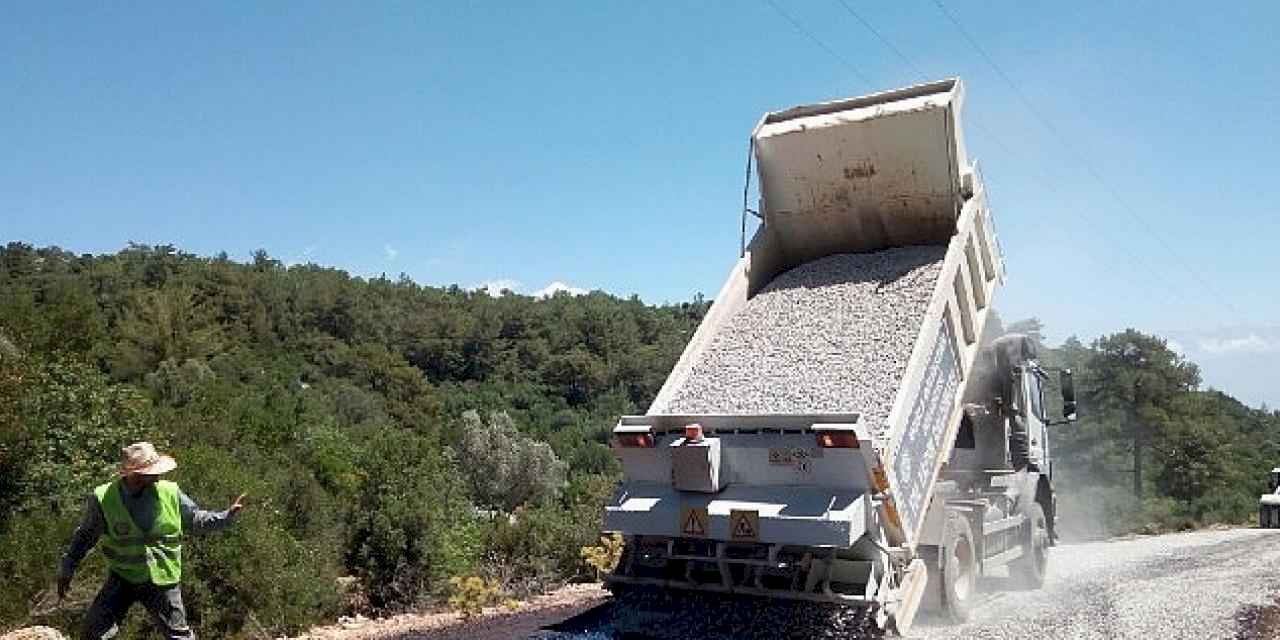 Muğla Büyükşehir Belediyesi 2024 yol programı kapsamında 10 ilçede 184 bin metre yol çalışmasını tamamladı.
