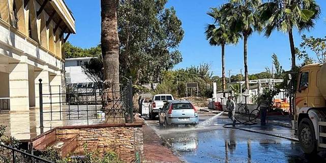 Kemer'de yeşil alanlarda bakım çalışması