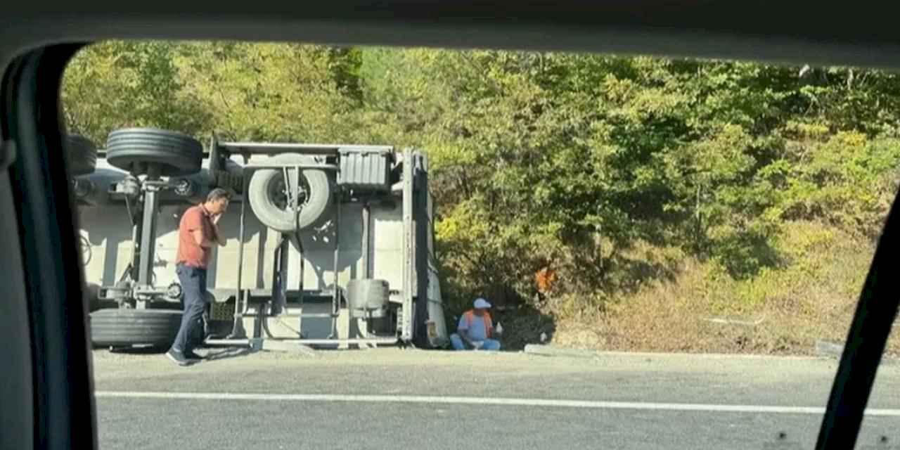 Eskişehir-Bursa yolunda devrilen tırın sürücüsü yaralandı