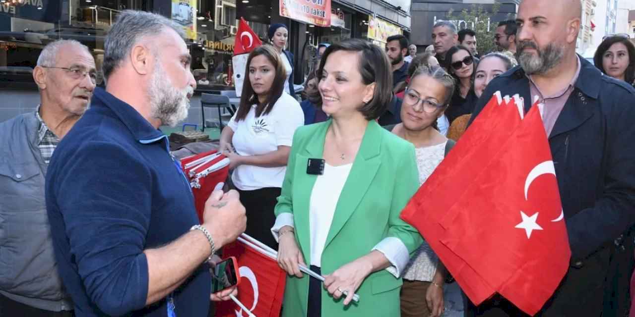 İzmir Karabağlar'dan  Cumhuriyet Korteji'ne bayraklı davet