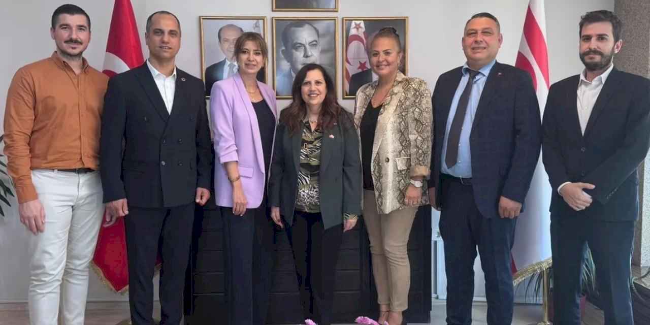 İzmir'de Karabağlarlı komisyon üyelerinden KKTC Başkonsolosuna ziyaret
