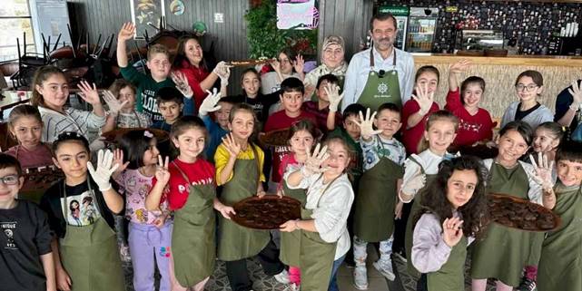 Bursa Gürsu'da minikler eğlenerek kurabiye yaptı