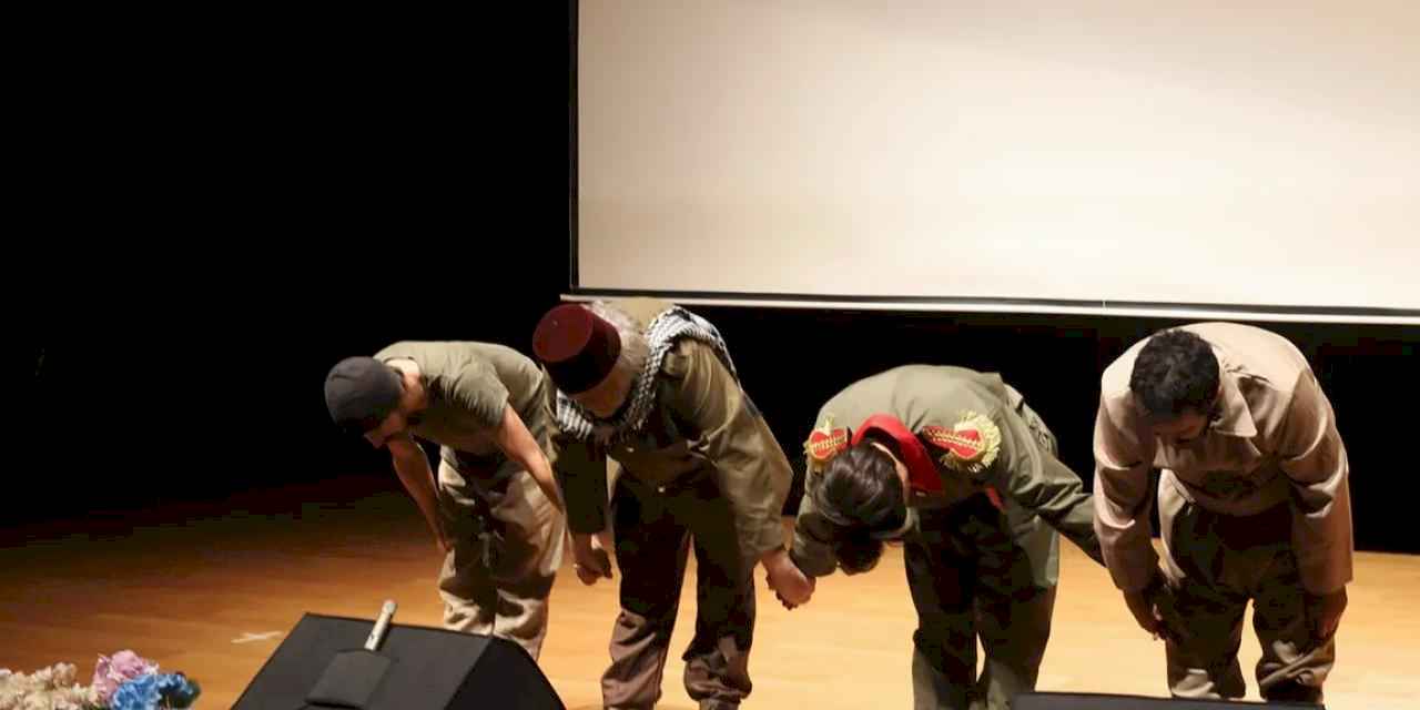 Sakarya'da “Aşk Derinlerde Onbaşı” tiyatro oyunu sanatseverlerle buluştu