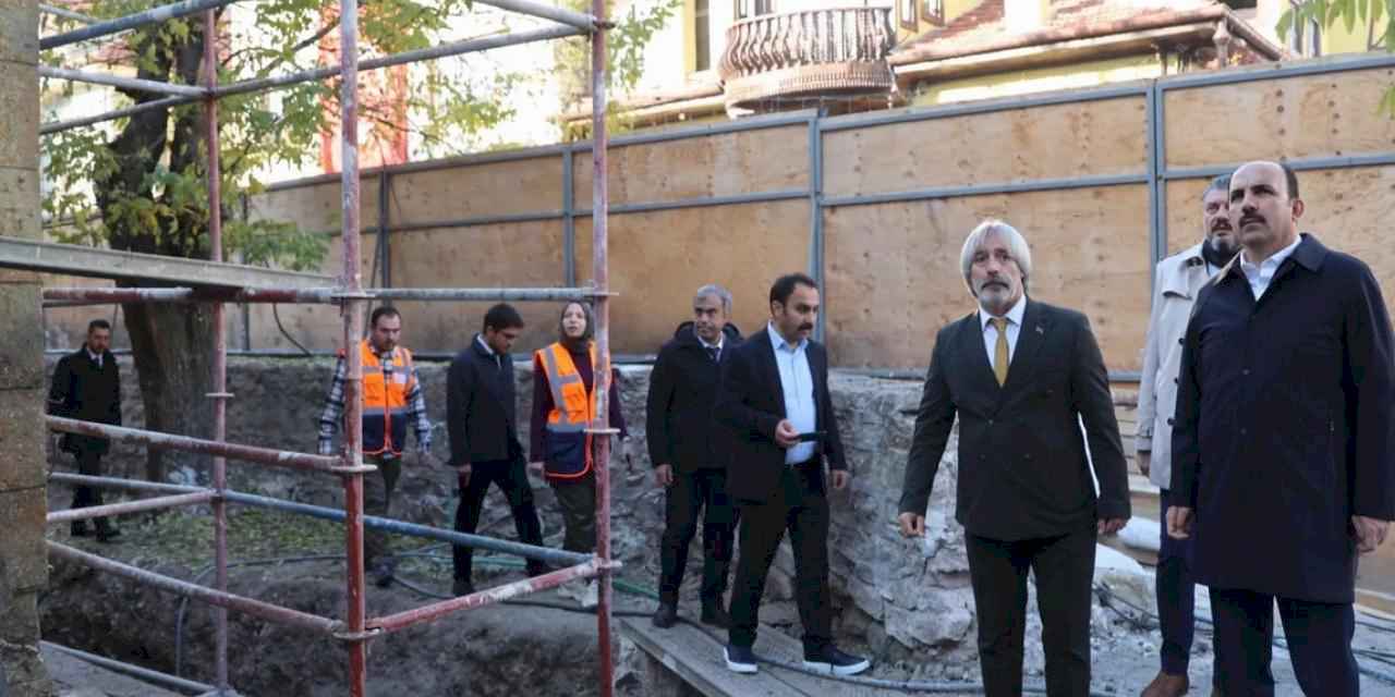 Başkan Altay iki önemli selçuklu eserindeki restorasyon çalışmalarını inceledi