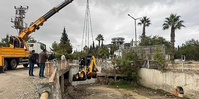 Kış ayları öncesi menfezler temizleniyor