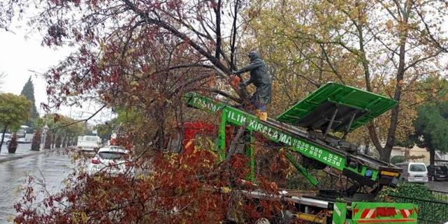 Manisa'da ekipler yağış ve fırtınaya karşı sahada