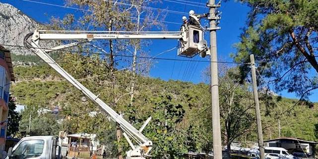 Kemer Belediyesi fırtınanın yaralarını sarıyor