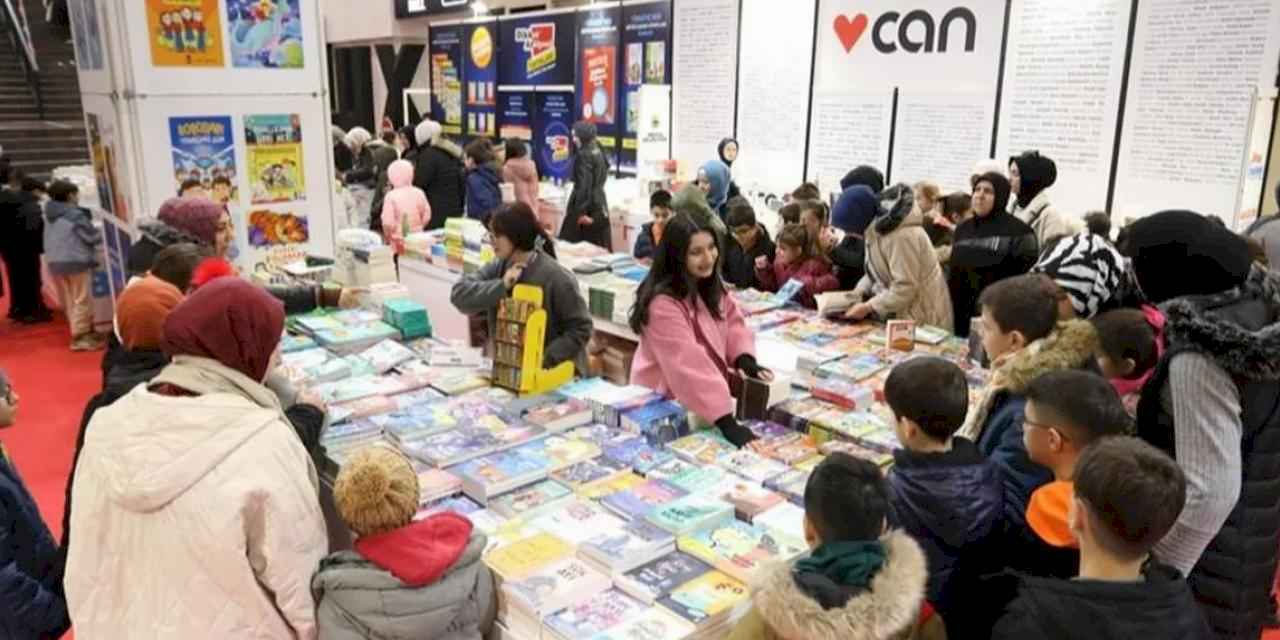 Bursa İnegöl'deki 'Kitap Günleri Fuarı'na öğrenci akını