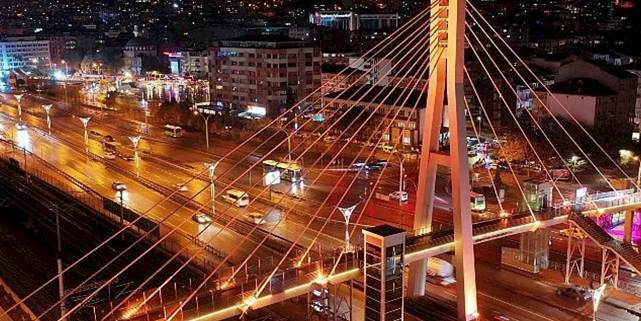 Kocaeli'de üst geçitler turuncuya büründü