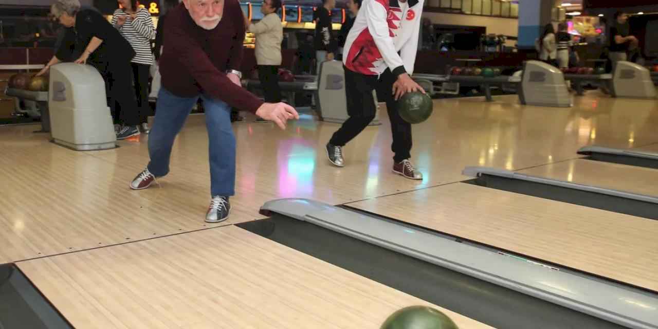 Ankara'da huzurevi sakinleri bowling ile eğlendi