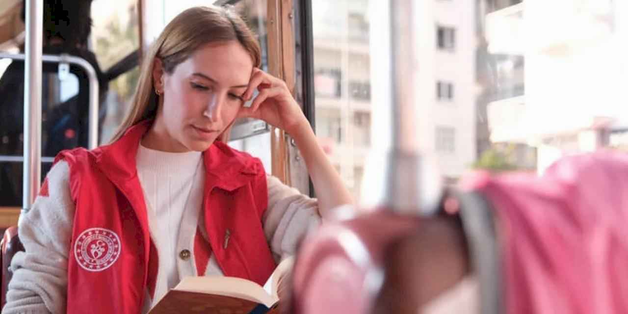 Antalya'da nostalji tramvayında kitap okudular