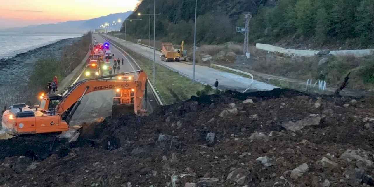 Artvin'de heyelan kabusu: Dağ koptu yola indi! O yol çift yönlü ulaşıma kapandı!