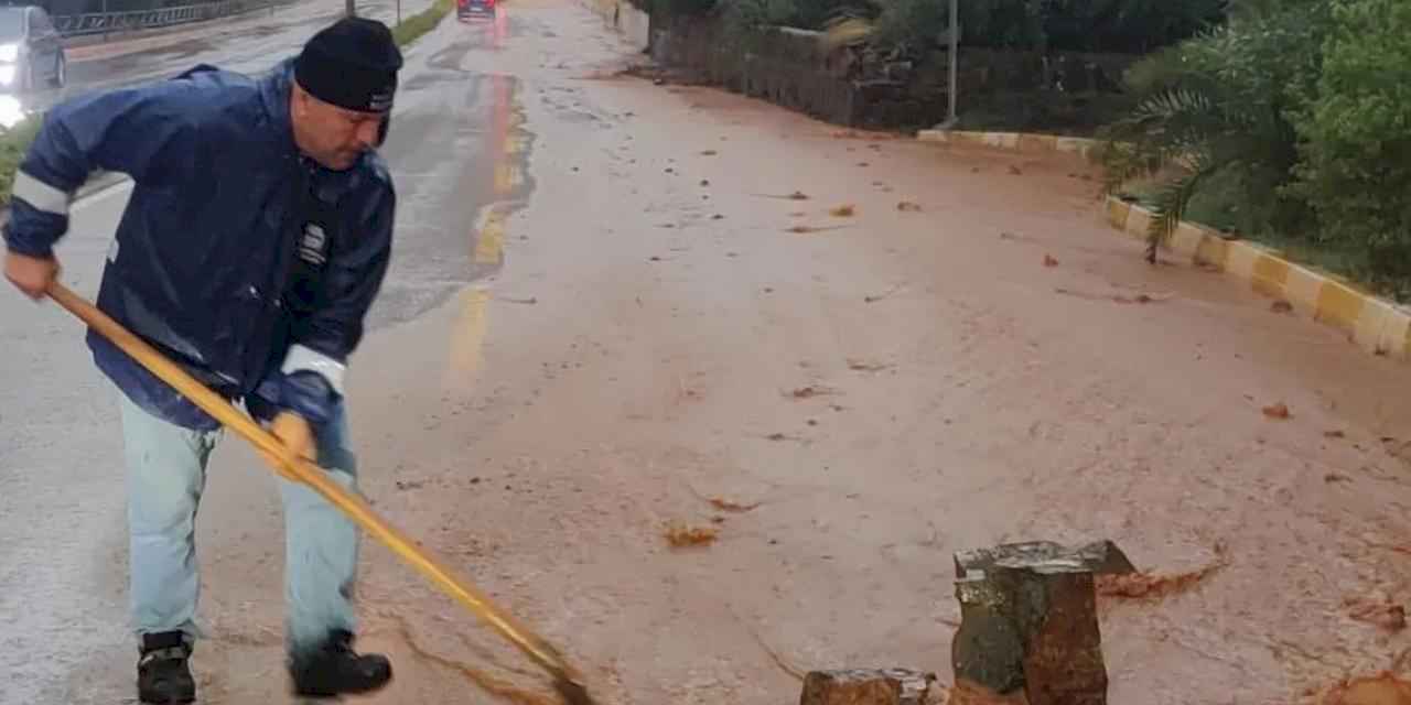 Muğla Marmaris'te ekipler sağanak seferberliğinde