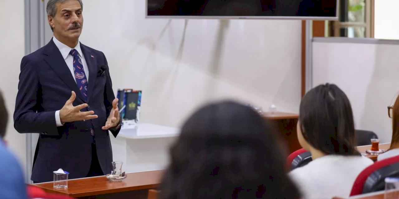 Yusuf Alemdar Meclisi takip eden üniversiteli gençlerle buluştu