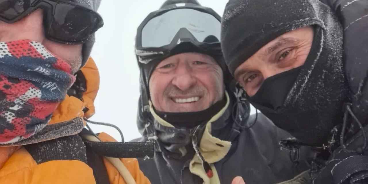 Uludağ’ın zirvesine tırmanışlarını baklava ile kutladılar