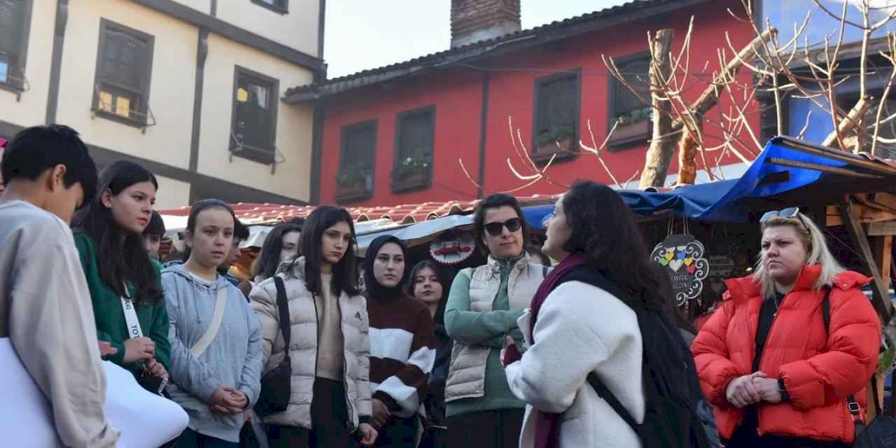 Kadim Bursa 'adım adım' geziliyor