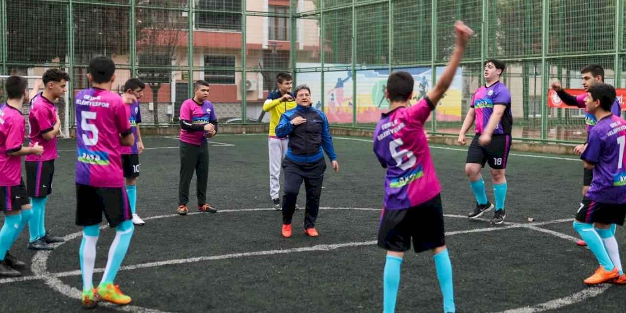 Bursa Gemlik'te özel gençler yeşil sahada