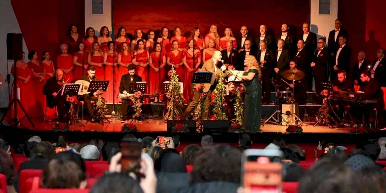 Manisa'da yeni yılı şarkılarla karşıladılar