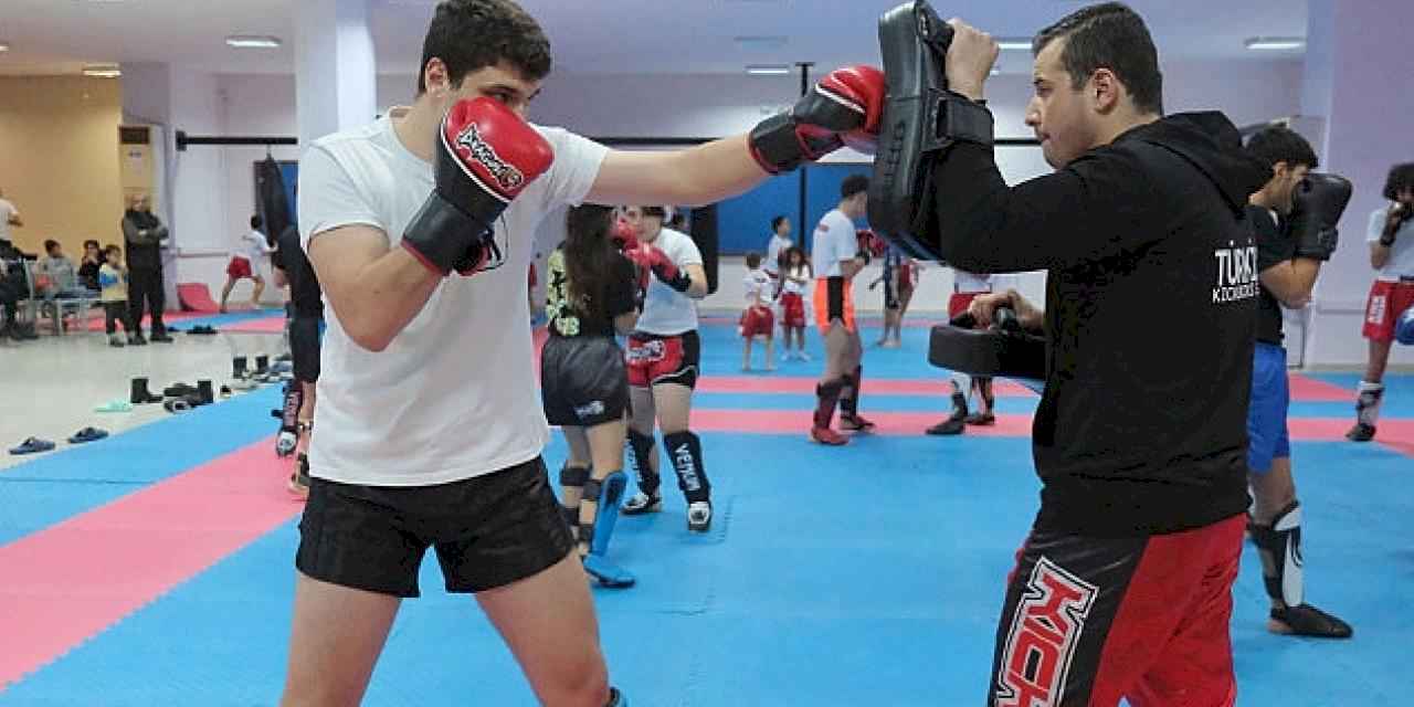 Geleceğin kick boksçuları antrenmanlarına devam ediyor