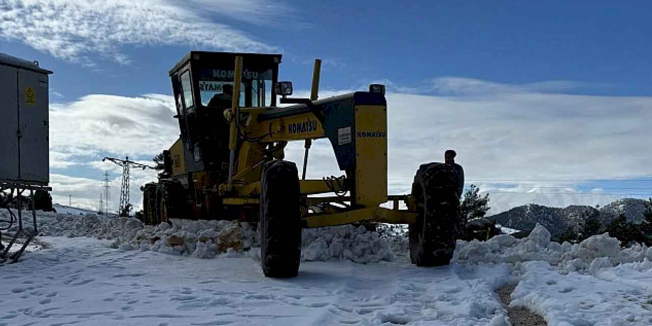 Belediye ekipleri kar yağışı sonrası kapanan yolları açıyor