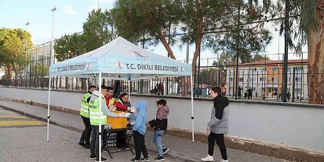 Başkan Kırgöz'den öğrencilere simit ve ayran ikramı