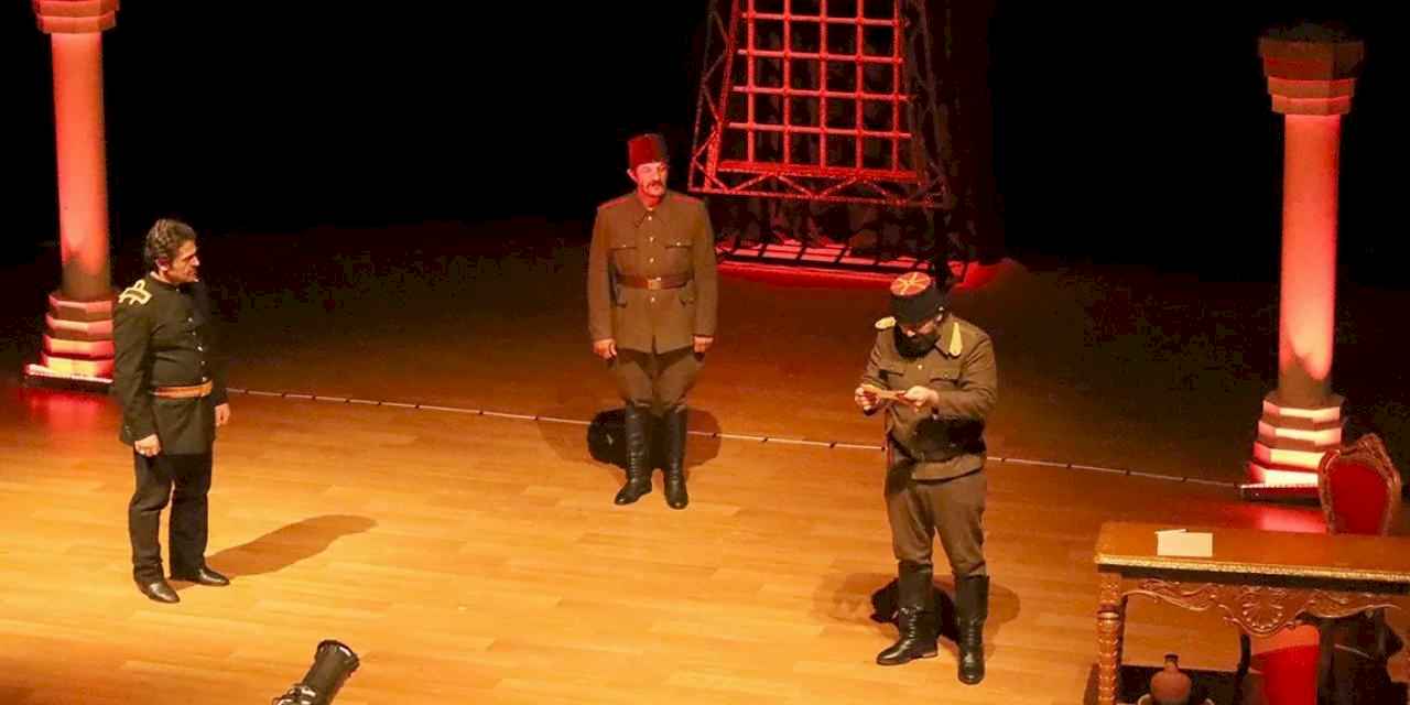 “Kumandan” oyunu alkış topladı