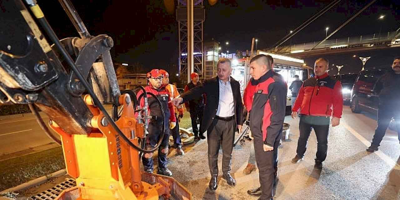 Büyükşehir'de yeni yıl gecesi de yol bakım hizmeti devam etti