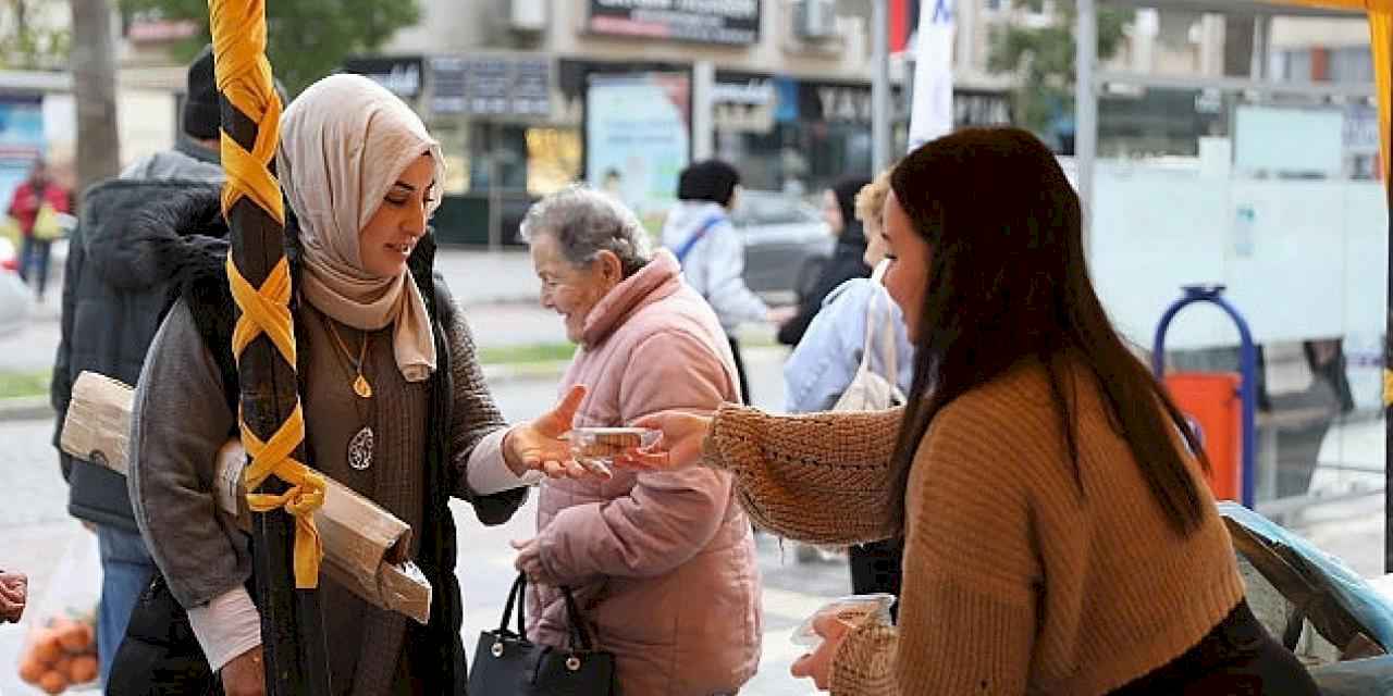 Didim Belediyesi, Regaip Kandili dolayısıyla Didim Merkez Camii önünde vatandaşlara kandil simidi ikramında bulundu