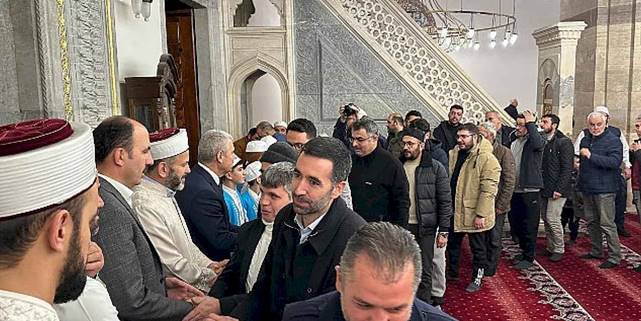 Vali Akın ve Başkan Altay Konyalıların Kandil Bereketine Ortak Oldu