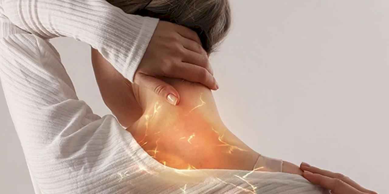 Kadınlar en çok masa başında boyun ağrısından şikayetçi