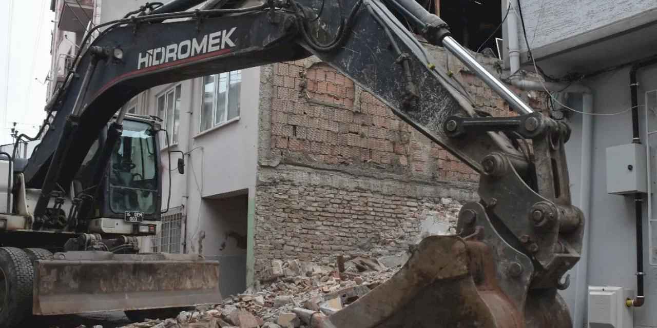 Bursa Gemlik'te metruk bina yıkımlarını sürüyor