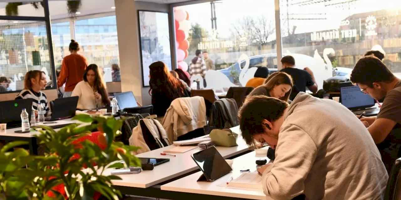 İzmir'de Kent Kitaplığı'na yoğun ilgi