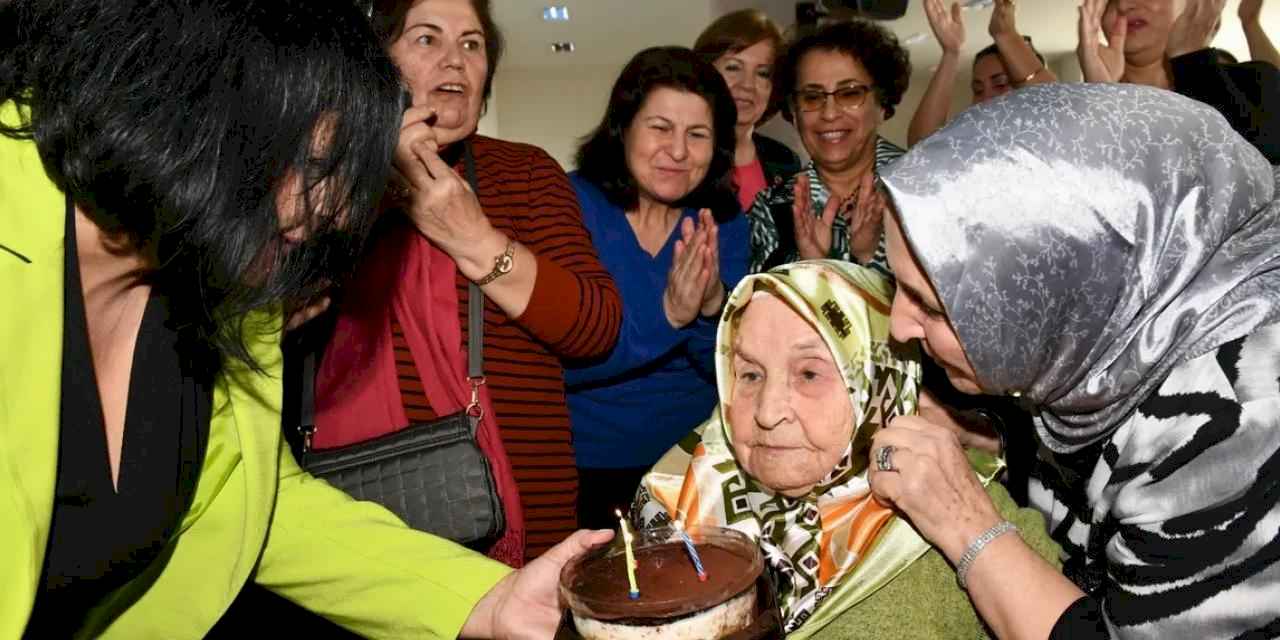 103 yaşındaki Hüsniye Teyze’ye sürpriz doğum günü