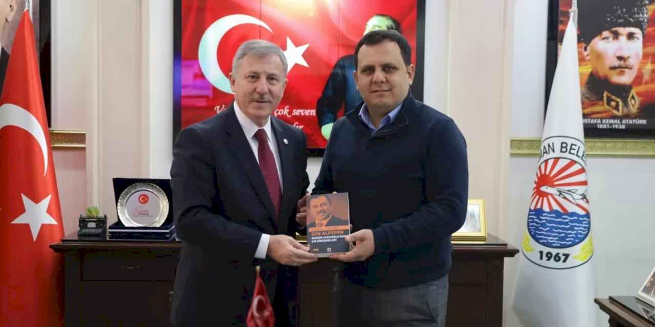 Selçuk Özdağ “Son Alperen” adlı kitabını Başkan Durmuş’a hediye etti