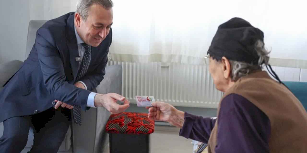 Sivas'ta Gülkartları Başkan Uzun teslim etti