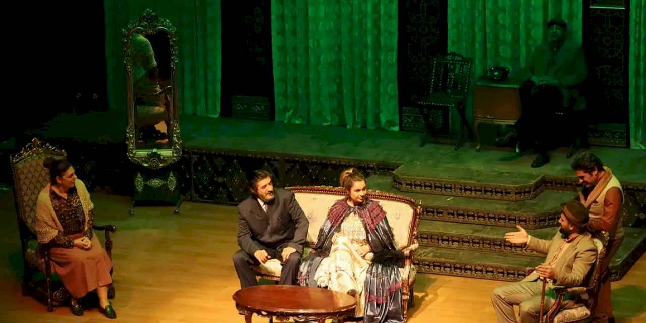 Sakarya'da “Bir Adam Yaratmak” oyunu alkış topladı