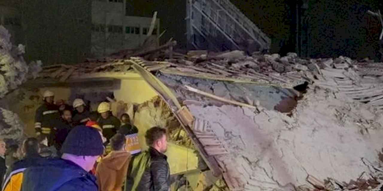 Konya'da bina çöktü