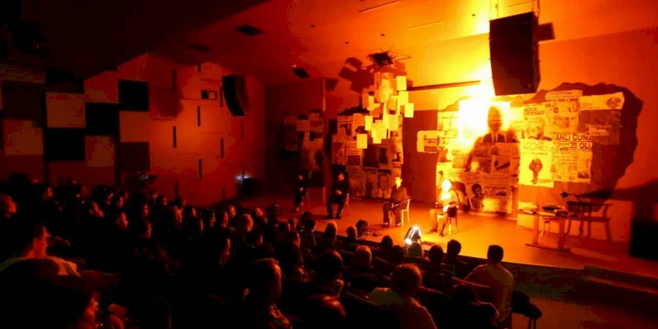 İzmir Karabağlar'da Kent Tiyatrosu'ndan 'Uğur Mumcu'ya anma