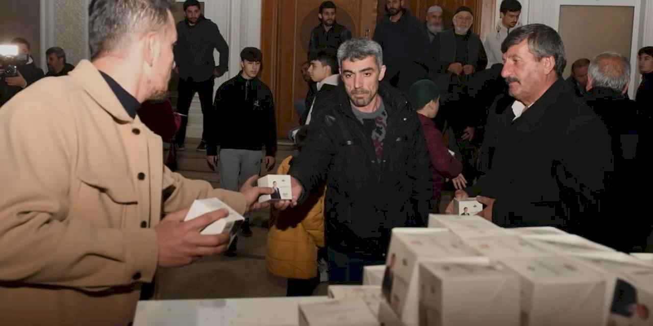 Bursa Osmangazi Belediyesi farklı noktalarda vatandaşlara kandil simidi dağıttı