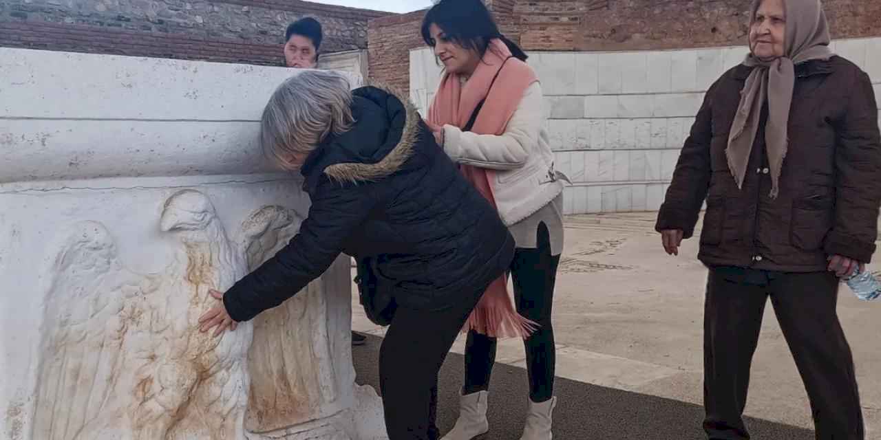 Görme engelliler tarihi dokunarak keşfetti