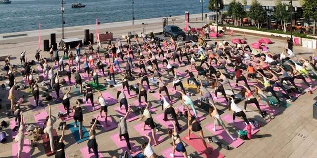 İstanbul'da rıhtımda 'çocuk' yogası