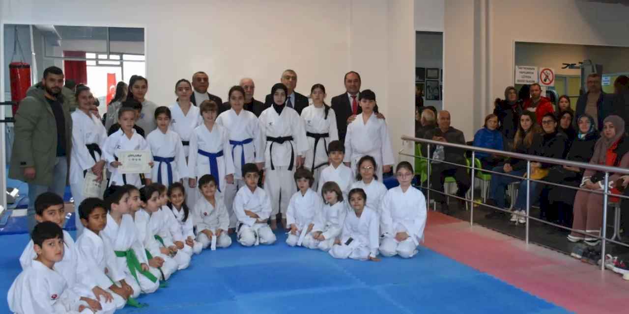 Bursa Gemlik'te karateciler kuşaklandı
