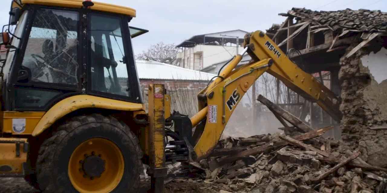 Bursa Yenişehir’de metruk binalar yıkılıyor