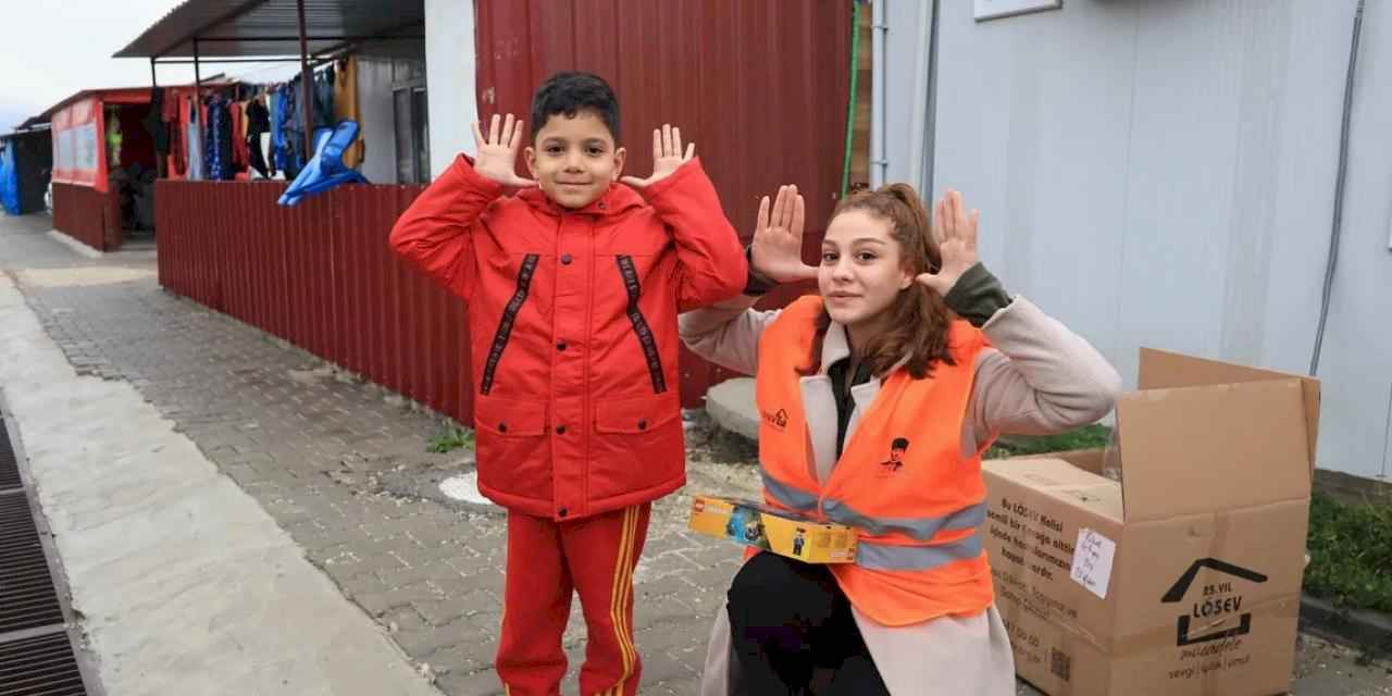 Kanseri yenen gençler depremi unutmadı