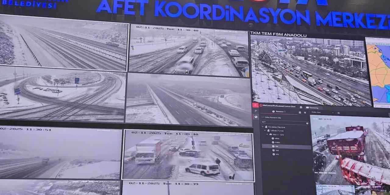 İstanbul'da ekipler eş güdümlü çalışıyor... Yollarda kar küremeye devam