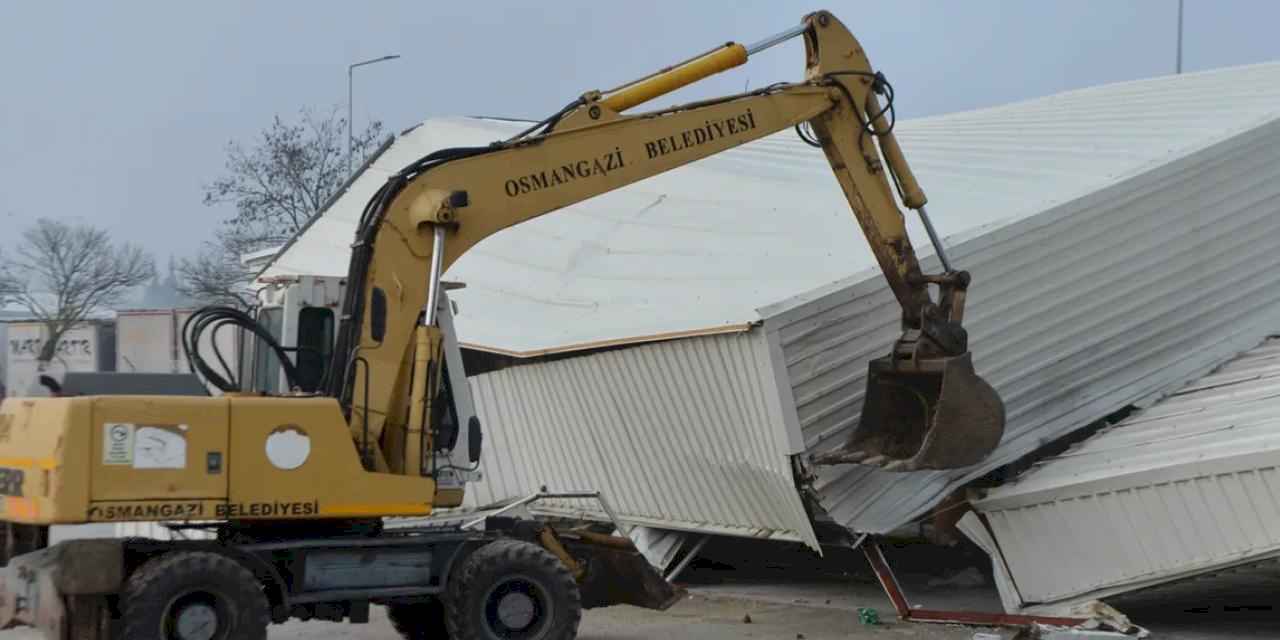 Bursa Osmangazi'de tarım arazisi üzerindeki kaçak depoya yıkım